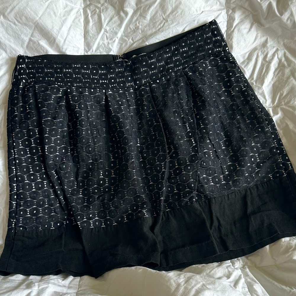Maurice's Black lace skirt with white linen lining size Large